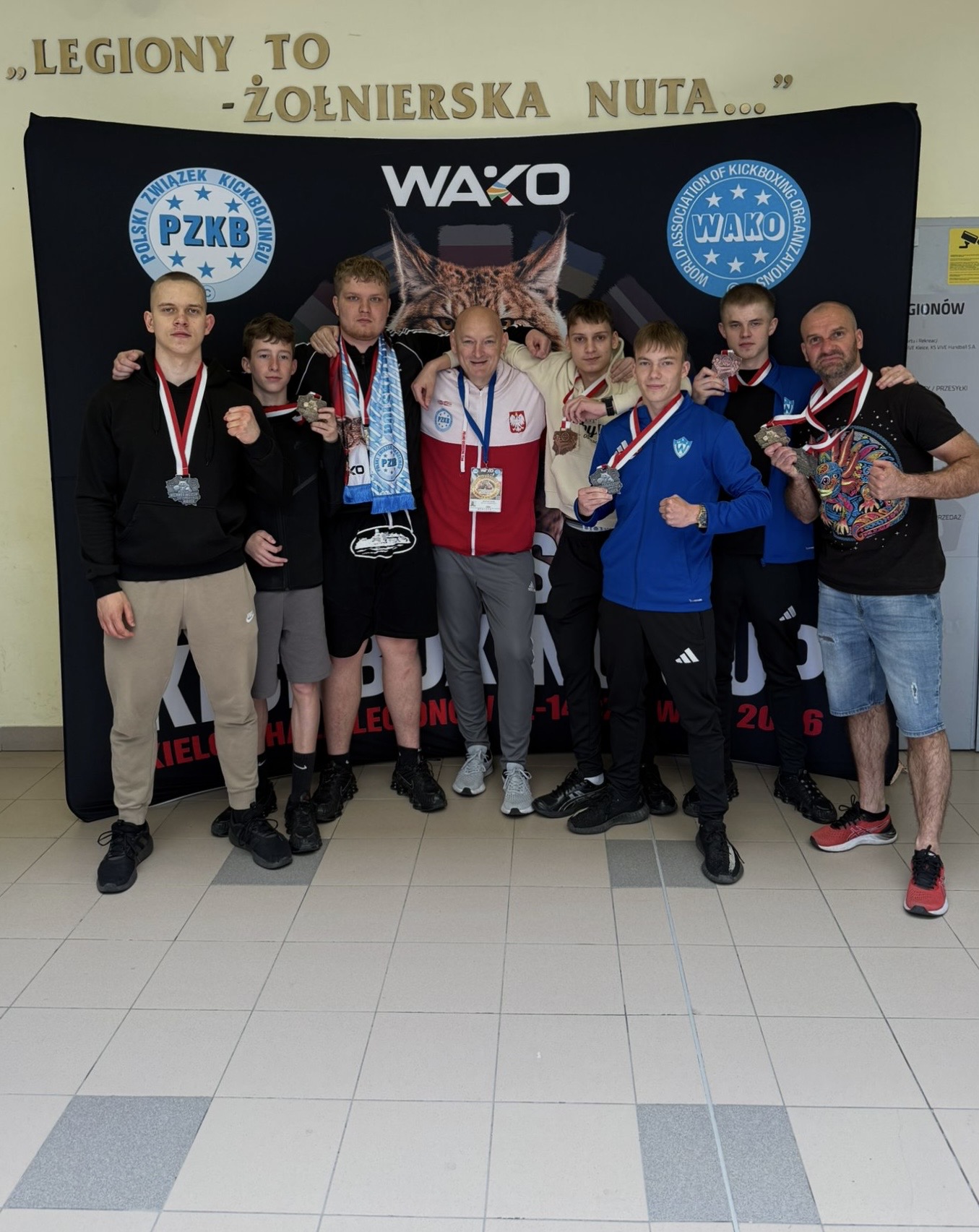 Grzegorz Engel z zawodnikami klubu i medalami